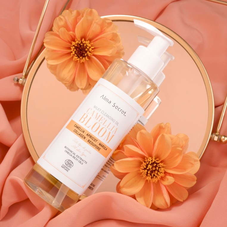 Alma Secret Camellia Bloom Aceite Desmaquillante Oil To Milk 200 Ml 8436568714011 con flores y ambientación
