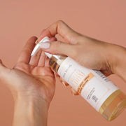 Alma Secret Camellia Bloom Aceite Desmaquillante Oil To Milk 200 Ml 8436568714011 usando en manos