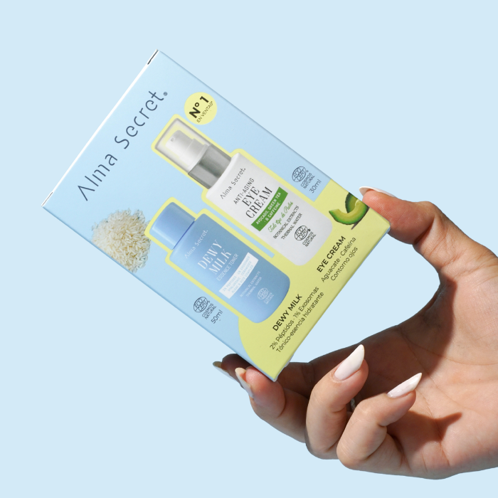 Alma Secret Cofre Contorno De Ojos Con Aguacate Cafeína Y Té Verde 30Ml+Dewy Milk Essence Tónico 8436568714332 en mano de usuario inclinado